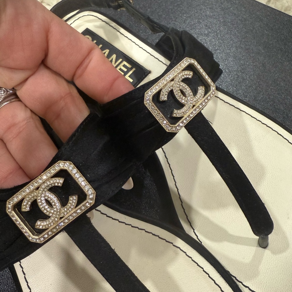 Chanel Black and White Sandals with Logo Detail - Picture 4 of 10